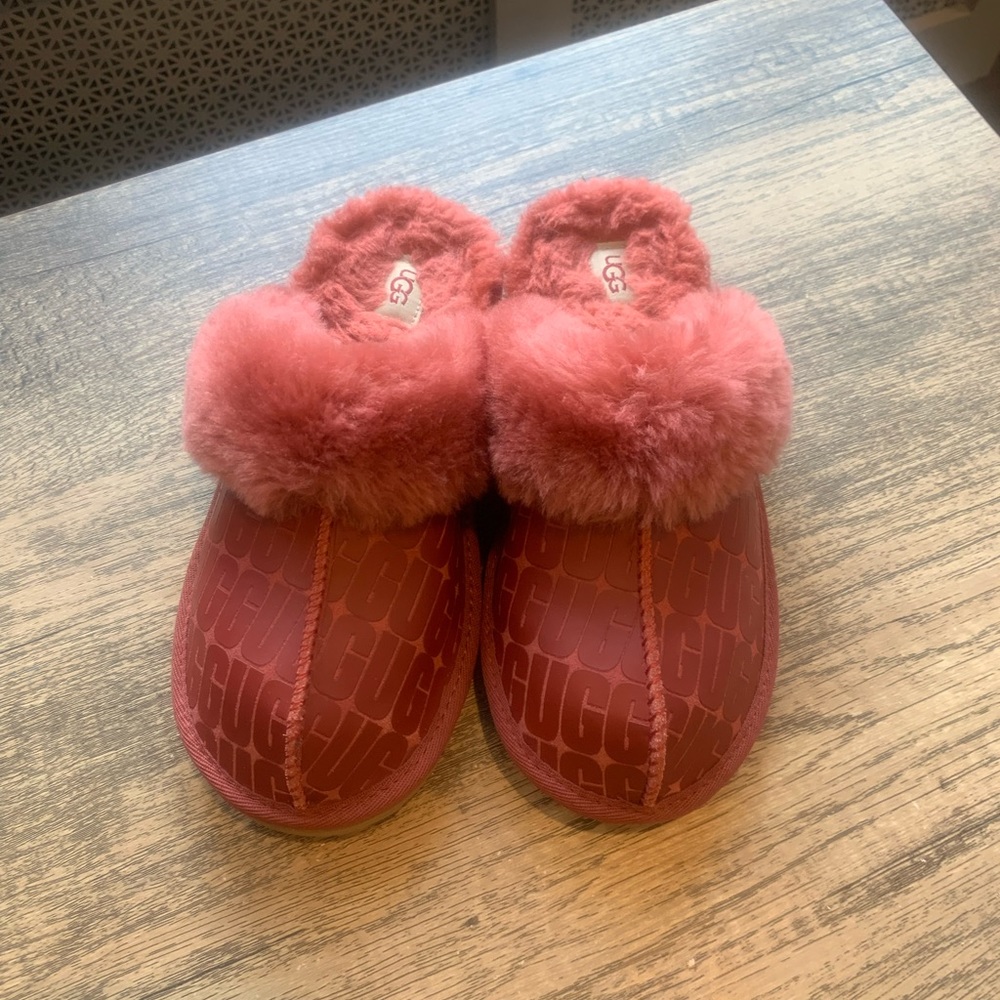 Kid’s Ugg, size 3, redwood, Cozy II Ugg Logo